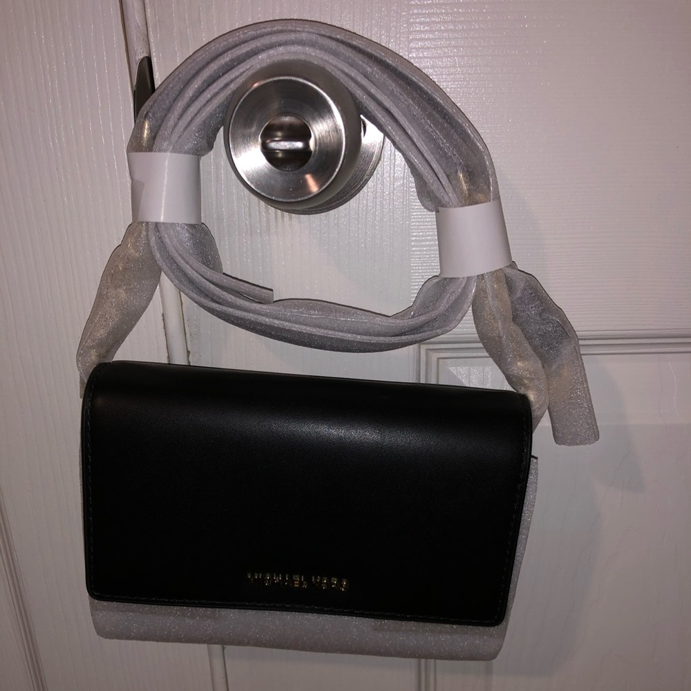 Selling a band new MK crossbody purse in a black and gold color way.